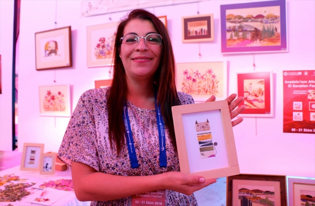 Kitapların arasında kuruttuğu bitkileri yaprak sanatına dönüştürdü